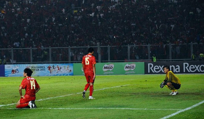 Thủ thành Trần Bửu Ngọc (phải), Chu Ngọc Anh (trái) và Trương Huỳnh Phú thất thần sau thất bại trước đội chủ nhà.