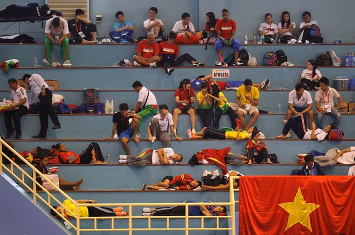 Các VĐV Taekwondo của đoàn Việt Nam nghỉ ngơi trước khi thi đấu ở chung kết các nội dung tại nhà thi đấu Popki Cibubur, Jakarta Các VĐV Taekwondo của đoàn Việt Nam nghỉ ngơi trước khi thi đấu ở chung kết các nội dung tại nhà thi đấu Popki Cibubur, Jakarta