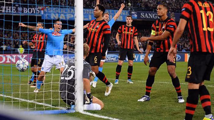 Cavani một lần nữa lập công giúp Napoli thắng 2-1 tại sân nhà San Paolo Cavani một lần nữa lập công giúp Napoli thắng 2-1 tại sân nhà San Paolo