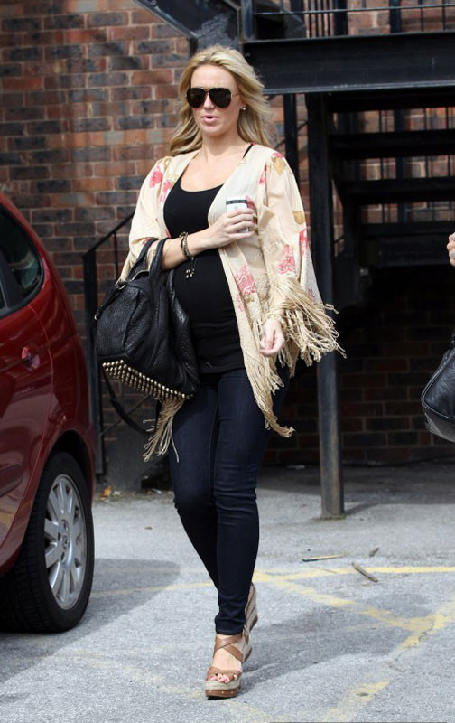 Alex Curran-Gerrard rời khỏi bệnh viện thành phố Liverpool. Cô đã lập một "hat-trick" với chồng mình khi hạ sinh cô con gái thứ ba liên tiếp của hai người Alex Curran-Gerrard rời khỏi bệnh viện thành phố Liverpool. Cô đã lập một "hat-trick" với chồng mình khi hạ sinh cô con gái thứ ba liên tiếp của hai người