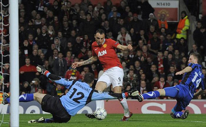 Và Berbatov bỏ lỡ cơ hội trong thế trận áp đảo