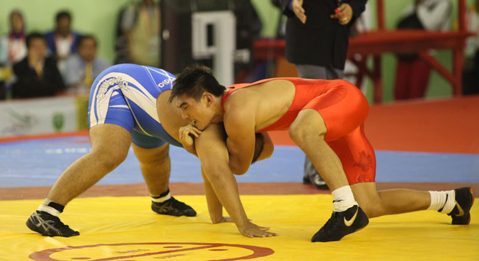 Ở môn vật tự do, Hà Văn Hiếu (đỏ) đánh bại đô vật Campuchia để giành HCV ở hạng cân 120kg.
