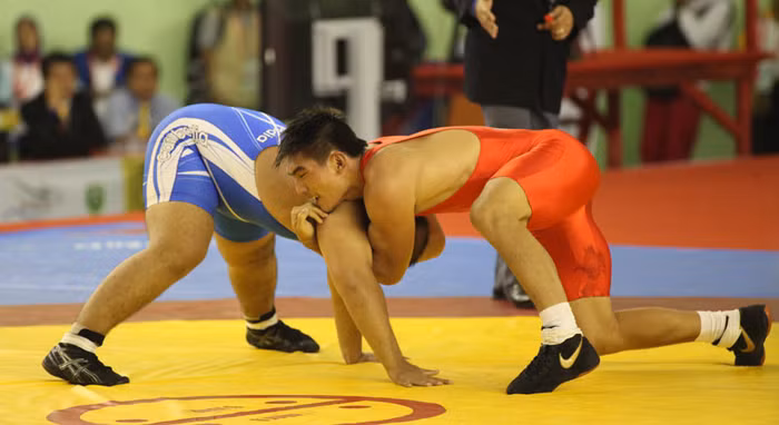 Ở môn vật tự do, Hà Văn Hiếu (đỏ) đánh bại đô vật Campuchia để giành HCV ở hạng cân 120kg.