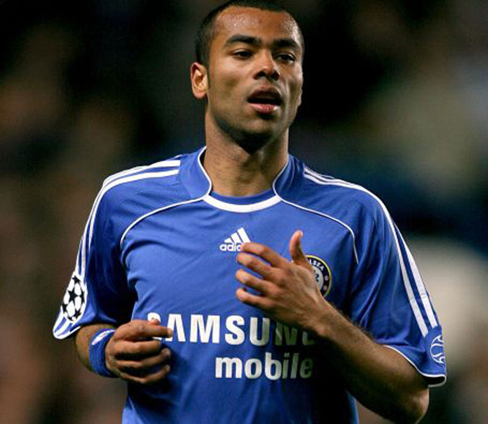 Hậu vệ trái: Ashley Cole - vụng trộm với nữ tiếp viên hàng không Kerry Meades dù đã cưới cô vợ xinh như mộng Cheryl