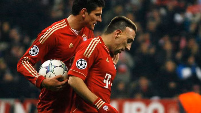 Mario Gomez ăn mừng cùng Ribery sau trận thắng 3-1 tại Allianz Arena Mario Gomez ăn mừng cùng Ribery sau trận thắng 3-1 tại Allianz Arena