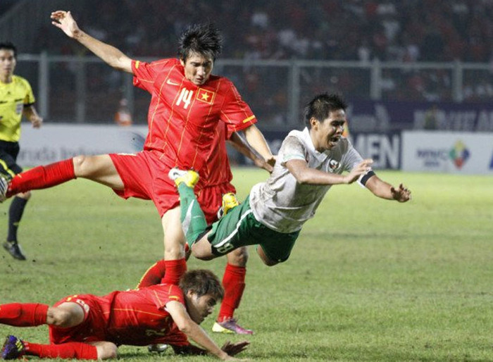 Tìn huống dẫn đến quả phạt cho Indonesia. Pha phạm lỗi định mệnh trong trận bán kết.