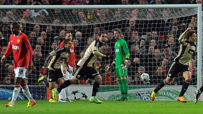 Phil Jones đá phản lưới nhà giúp Benfica vượt lên tại Old Trafford Phil Jones đá phản lưới nhà giúp Benfica vượt lên tại Old Trafford