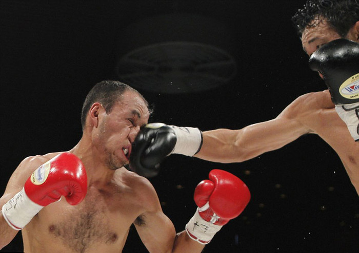 Tay đấm Christian Esquivel (trái) lĩnh một cú đấm thọc vào mũi từ đối thủ Shinsuke Yamanaka Tay đấm Christian Esquivel (trái) lĩnh một cú đấm thọc vào mũi từ đối thủ Shinsuke Yamanaka