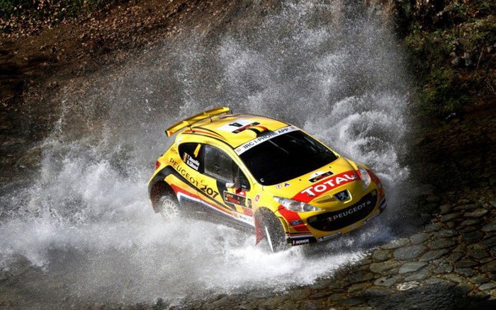 Tay đua người Bỉ Thierry Neuville trong ngày thứ nhất của cuộc đua đường trường tại đảo Síp Tay đua người Bỉ Thierry Neuville trong ngày thứ nhất của cuộc đua đường trường tại đảo Síp