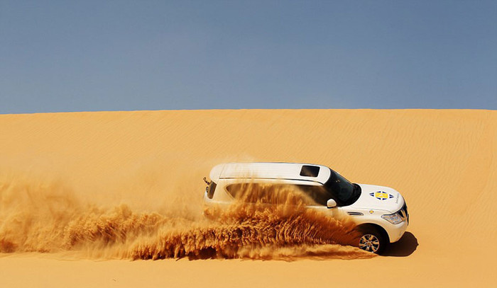 Tay đua Mark Webber (Australia) đua thử tại trường đua Sand Dune Safari, Abu Dhabi Tay đua Mark Webber (Australia) đua thử tại trường đua Sand Dune Safari, Abu Dhabi