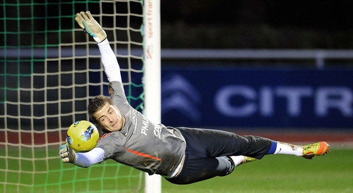 Thủ môn Cedric Carrasso của ĐT Pháp trong lúc tập luyện chuẩn bị cho trận Pháp - Mỹ Thủ môn Cedric Carrasso của ĐT Pháp trong lúc tập luyện chuẩn bị cho trận Pháp - Mỹ