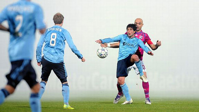 Sương mù sông Rhone: Ajax (áo xanh) cầm hòa được Lyon trong chuyến làm khách ở Gerland Sương mù sông Rhone: Ajax (áo xanh) cầm hòa được Lyon trong chuyến làm khách ở Gerland