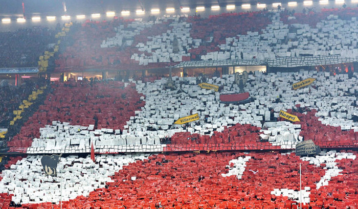 Fan Bayern dựng thành hình bản đồ châu Âu trên khán đài trong trận Bayern - Napoli tại vòng bảng Champions League Fan Bayern dựng thành hình bản đồ châu Âu trên khán đài trong trận Bayern - Napoli tại vòng bảng Champions League