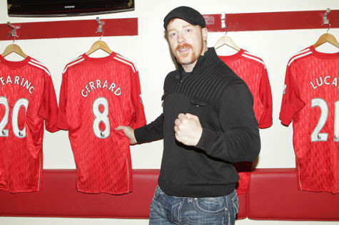 "Tôi muốn đạp vào mặt Gary Neville bởi mặt anh ta trông như bà già 80 tuổi"