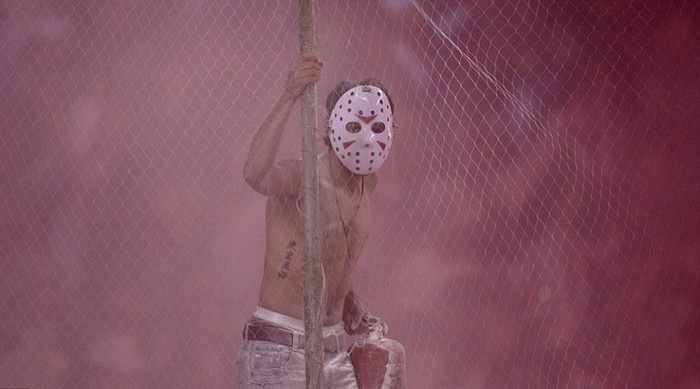 Một CĐV của Deportiva Universitaria (Ecuador) đeo mặt nạ theo dõi một trận bóng trong khuôn khổ Copa Sudamericana từ bên ngoài hàng rào Một CĐV của Deportiva Universitaria (Ecuador) đeo mặt nạ theo dõi một trận bóng trong khuôn khổ Copa Sudamericana từ bên ngoài hàng rào