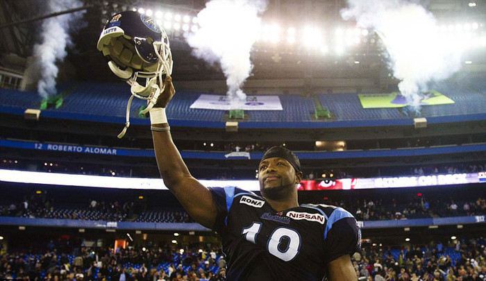 Ngôi sao bóng bầu dục Willie Pile của đội Toronto Argonauts chào đón người hâm mộ sau trận đấu của anh Ngôi sao bóng bầu dục Willie Pile của đội Toronto Argonauts chào đón người hâm mộ sau trận đấu của anh
