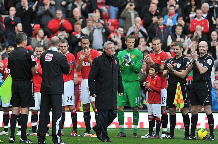 Người cận vệ danh dự: Fergie được các cầu thủ và trọng tài tôn vinh Người cận vệ danh dự: Fergie được các cầu thủ và trọng tài tôn vinh
