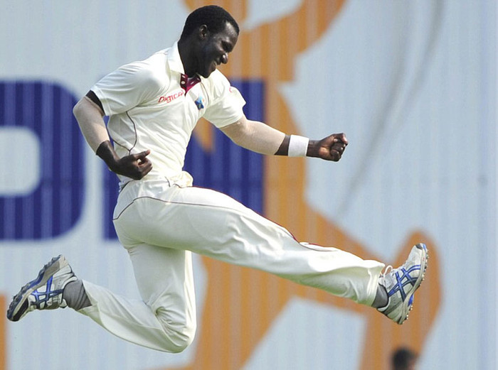 Darren Sammy, đội trưởng đội cricket West Indies ăn mừng sau khi đối thủ bị... đuổi 1 người trong trận tứ kết giải cricket Dhaka Darren Sammy, đội trưởng đội cricket West Indies ăn mừng sau khi đối thủ bị... đuổi 1 người trong trận tứ kết giải cricket Dhaka