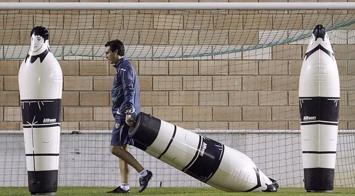 Unai Emery, HLV trưởng của Valencia lặng lẽ chuẩn bị bài tập trước thềm trận gặp Bayer Leverkusen trong khuôn khổ vòng bảng Champions League