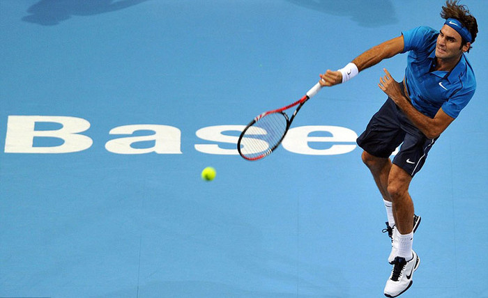 Roger Federer thi đấu tại giải quần vợt trong nhà Thụy Sĩ Roger Federer thi đấu tại giải quần vợt trong nhà Thụy Sĩ