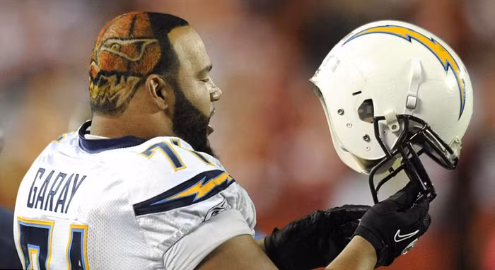 VĐV bóng bầu dục Antonio Garay để lộ quả đầu đặc biệt cho lễ Halloween