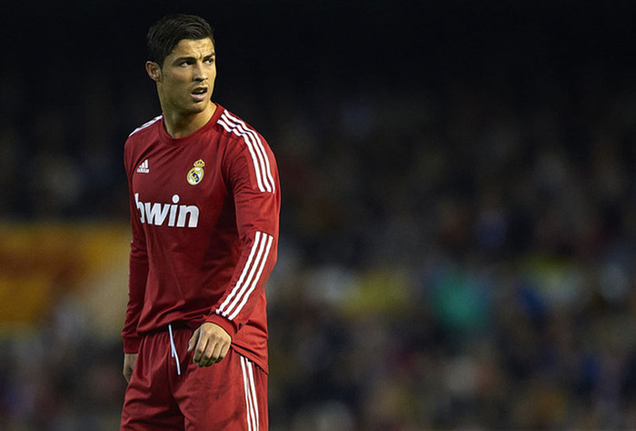 Quá giàu và hư hỏng, các ngôi sao bóng đá (và cả HLV) dễ bị lôi cuốn vào rượu, ma túy và phụ nữ, khiến các bậc phụ huynh phải luôn cảnh giác không để con gái mình gần họ