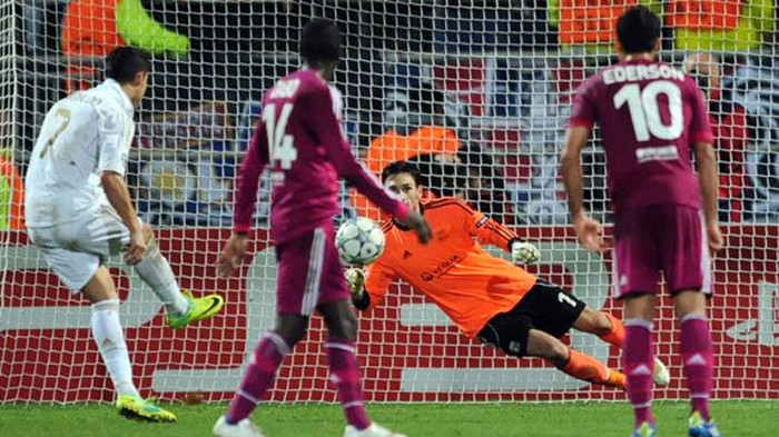 Ronaldo lập một cú đúp tại Gerland giúp Bầy kền kền tiến vào vòng knock-out