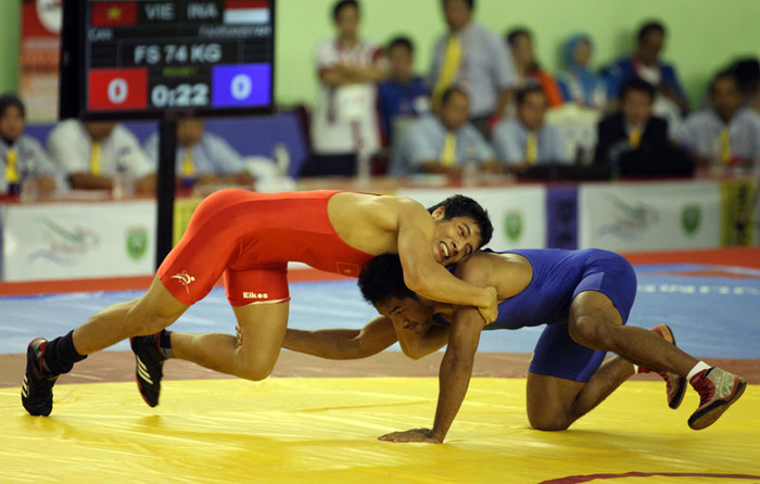 Đô vật Cấn Tất Dự (đỏ) hạ gục đô vật chủ nhà Fahriansyah để đoạt HCV hạng cân 74-84kg