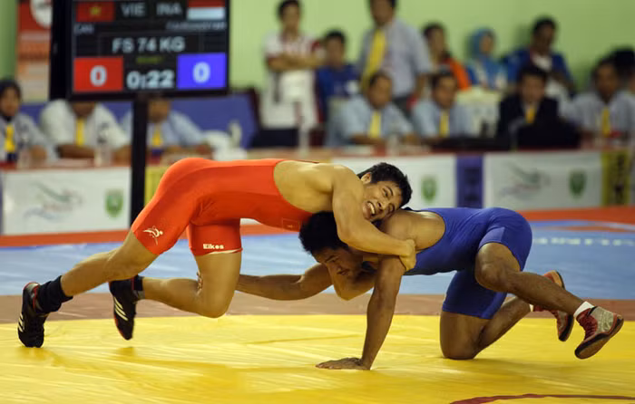 Đô vật Cấn Tất Dự (đỏ) hạ gục đô vật chủ nhà Fahriansyah để đoạt HCV hạng cân 74-84kg