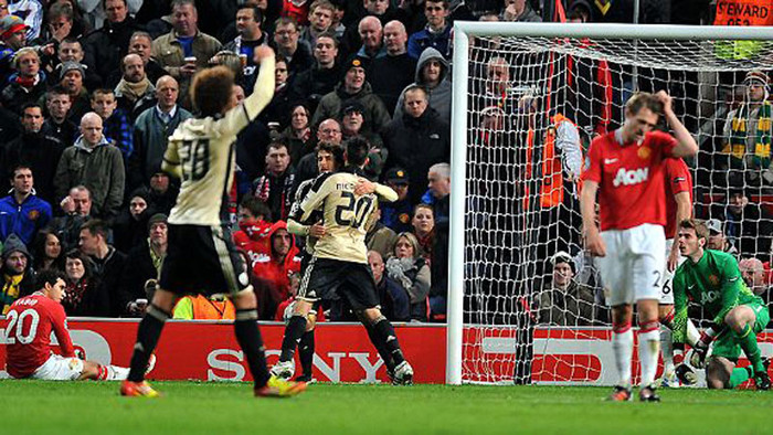 Pablo Aimar ăn mừng bàn thắng gỡ hòa trong sự sững sờ của các cầu thủ áo đỏ Pablo Aimar ăn mừng bàn thắng gỡ hòa trong sự sững sờ của các cầu thủ áo đỏ