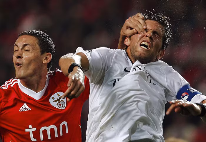 Nenanja Matic (trái) của Benfica dùng tay chọc vào mắt phải của Benjamin Huggel (Basel) trong trận đấu tại vòng bảng Champions League