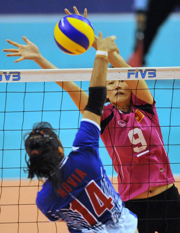 Nguyễn Thị Ngọc Hoa (phải) nhảy lên chắn bóng trước Andriyanti Novia (trái).