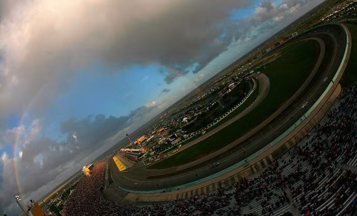 Cầu vồng hiện ra trên trường đua Homestead-Miami trong khi diễn ra cuộc đua NASCAR Sprint Cup Series Ford 400