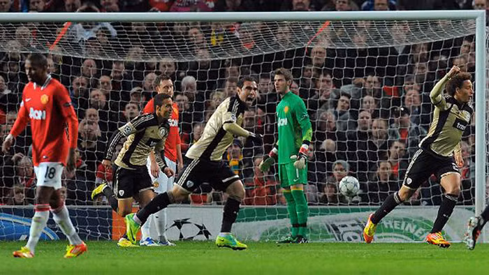 Phil Jones đá phản lưới nhà giúp Benfica vượt lên tại Old Trafford Phil Jones đá phản lưới nhà giúp Benfica vượt lên tại Old Trafford