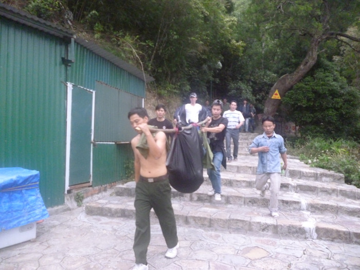 Anh Quyết được cáng từ trên núi xuống ngày 14/12 Anh Quyết được cáng từ trên núi xuống ngày 14/12