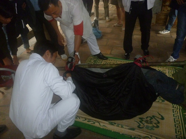 Cáng đưa nạn nhân Quyết xuống núi Cáng đưa nạn nhân Quyết xuống núi