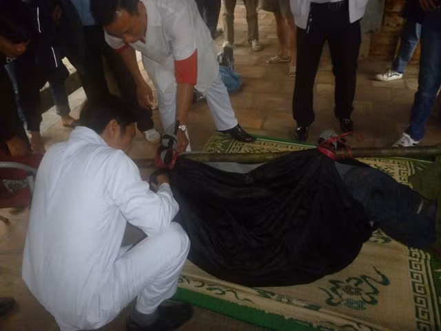 Cáng đưa nạn nhân Quyết xuống núi