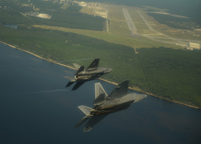 F-35 sát cánh F-22 trên bầu trời Florida F-35 sát cánh F-22 trên bầu trời Florida