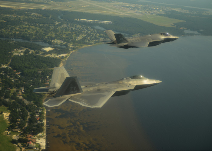 F-35 sát cánh F-22 trên bầu trời Florida F-35 sát cánh F-22 trên bầu trời Florida
