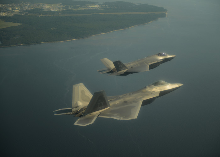 F-35 sát cánh F-22 trên bầu trời Florida F-35 sát cánh F-22 trên bầu trời Florida
