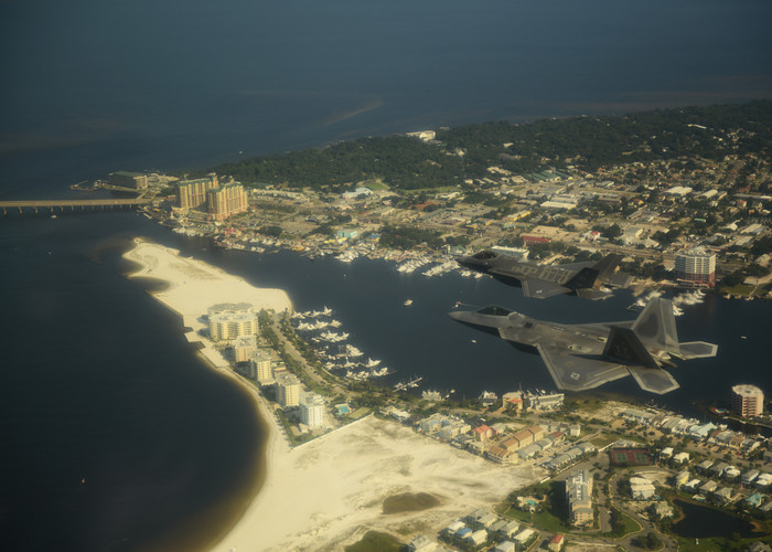 F-35 sát cánh F-22 trên bầu trời Florida F-35 sát cánh F-22 trên bầu trời Florida