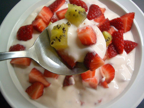 Sữa chua: Do phải trải qua quá trình lên men, sữa chua chứa nhiều vi khuẩn có lợi, giúp bảo vệ đường ruột, ngăn ngừa sản sinh ra các loại nấm mốc có hại cho cơ thể. Ngoài ra, sữa chua còn chứa khuẩn sữa (vi khuẩn sinh acid lactid) có tác dụng hữu hiệu trong quá trình tạo bạch cầu trong máu, tăng sức đề kháng chống bệnh tật, trong đó có cúm. Sữa chua: Do phải trải qua quá trình lên men, sữa chua chứa nhiều vi khuẩn có lợi, giúp bảo vệ đường ruột, ngăn ngừa sản sinh ra các loại nấm mốc có hại cho cơ thể. Ngoài ra, sữa chua còn chứa khuẩn sữa (vi khuẩn sinh acid lactid) có tác dụng hữu hiệu trong quá trình tạo bạch cầu trong máu, tăng sức đề kháng chống bệnh tật, trong đó có cúm.