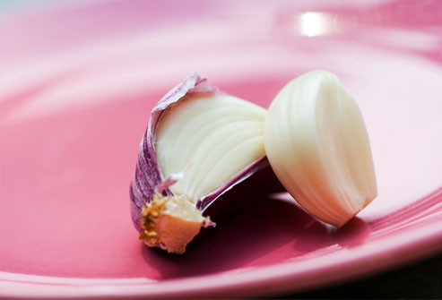 Tỏi: Tỏi có thể là một loại gia vị rất thích hợp cho món súp. Loại gia vị này là một loại kháng sinh có tính chất kích thích miễn dịch và có thể làm giảm nhanh triệu chứng ngạt mũi do cúm. Garlicin trong tỏi giúp chống các bệnh truyền nhiễm và vi khuẩn. Theo kết quả thực nghiệm của các chuyên gia Anh, việc cho thêm tỏi khi nấu ăn sẽ làm giảm 2/3 khả năng mắc cảm cúm. Tỏi: Tỏi có thể là một loại gia vị rất thích hợp cho món súp. Loại gia vị này là một loại kháng sinh có tính chất kích thích miễn dịch và có thể làm giảm nhanh triệu chứng ngạt mũi do cúm. Garlicin trong tỏi giúp chống các bệnh truyền nhiễm và vi khuẩn. Theo kết quả thực nghiệm của các chuyên gia Anh, việc cho thêm tỏi khi nấu ăn sẽ làm giảm 2/3 khả năng mắc cảm cúm.