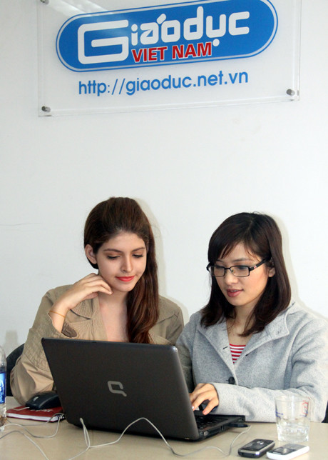 Người mẫu Andrea đang say mê trả lời câu hỏi của độc giả