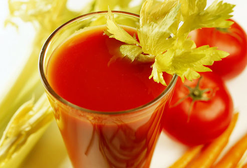 Nước ép rau quả: Uống nước ép rau quả hay ăn salad là một trong những cách giúp hồi phục cúm nhanh nhất. Hãy uống một ly nước ép rau quả, bạn có thể tăng cường cho hệ miễn dịch thêm chất chống ôxy hoá và bổ sung nước cho cơ thể chống lại cúm. Chú ý, bạn không nên cho thêm đường vào nước ép rau quả. Nước ép rau quả: Uống nước ép rau quả hay ăn salad là một trong những cách giúp hồi phục cúm nhanh nhất. Hãy uống một ly nước ép rau quả, bạn có thể tăng cường cho hệ miễn dịch thêm chất chống ôxy hoá và bổ sung nước cho cơ thể chống lại cúm. Chú ý, bạn không nên cho thêm đường vào nước ép rau quả.