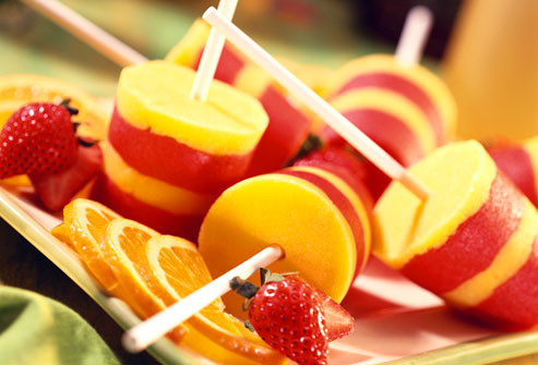 Kem: Một que kem lạnh có thể làm dịu cổ học khô, đau, sưng, hay như có gai châm. Ngoài ra, kem cũng giúp bạn bổ sung nước – một trong những yếu tố quan trọng giúp chống lại bệnh cảm cúm. Bạn nên chọn những loại kem làm từ 100% nước hoa quả, như táo, nho hay dâu tây. Kem: Một que kem lạnh có thể làm dịu cổ học khô, đau, sưng, hay như có gai châm. Ngoài ra, kem cũng giúp bạn bổ sung nước – một trong những yếu tố quan trọng giúp chống lại bệnh cảm cúm. Bạn nên chọn những loại kem làm từ 100% nước hoa quả, như táo, nho hay dâu tây.