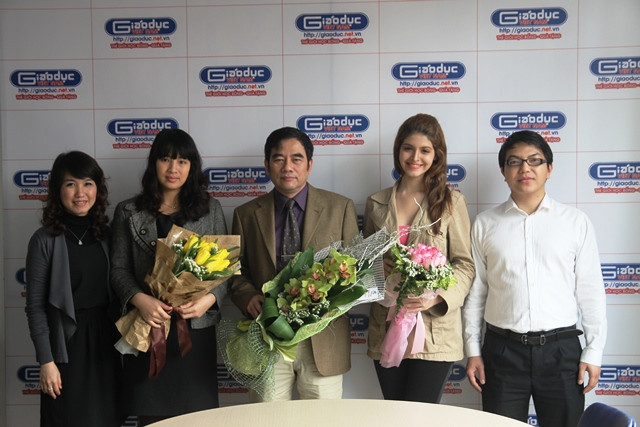 Lãnh đạo Tòa soạn tặng hoa cho các khách mời