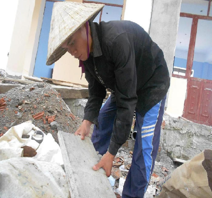 Đệ miệt mài làm việc với hi vọng sẽ kiếm đủ tiền để được đi học Đệ miệt mài làm việc với hi vọng sẽ kiếm đủ tiền để được đi học