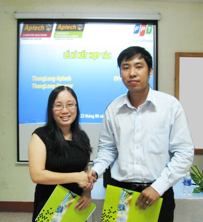 Đại diện lãnh đạo hai bên ký kết thỏa thuận hợp tác cho Sinh viên thực tập tại FPT Sofware. Đại diện lãnh đạo hai bên ký kết thỏa thuận hợp tác cho Sinh viên thực tập tại FPT Sofware.