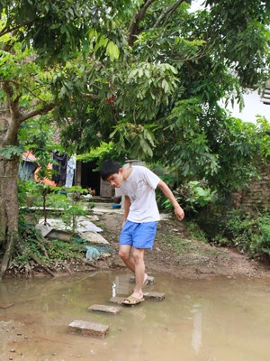 Dù là ngày nắng nhưng muốn vào nhà Đích vẫn phải đi qua một cái "ao nhỏ" Dù là ngày nắng nhưng muốn vào nhà Đích vẫn phải đi qua một cái "ao nhỏ"